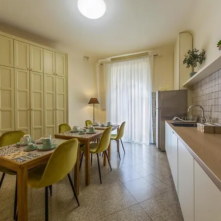 לינה וארוחת בוקר Rota's House 2*